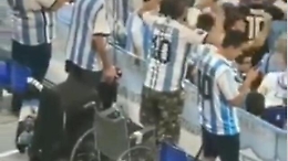 Mondiali Qatar, il tifoso argentino in carrozzina si alza per esultare