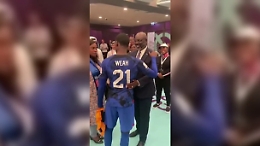 L'abbraccio tra Timothy Weah a papà George: la gioia dopo la vittoria degli Usa sull'Iran