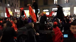 Milano, la comunit&agrave; marocchina festeggia in strada dopo la vittoria ai Mondiali