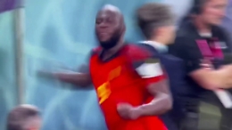 Lukaku in lacrime dà un pugno alla panchina dopo l'eliminazione del Belgio