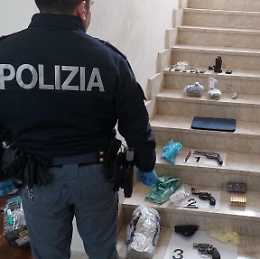 In via Capopassero armi nascoste tra le macerie e nel vano ascensore, in via Ustica sequestrata anche droga