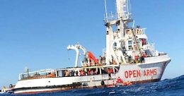 Open Arms, gli ex ministri Trenta e Toninelli: «Divieto di ingresso della Ong fu deciso da Salvini»