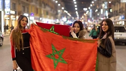 Milano, la comunit&agrave; marocchina festeggia in strada il passaggio agli ottavi ai Mondiali