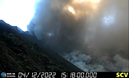 Esplosione sullo Stromboli, si sgretola il costone: suona l'allarme tsunami e arriva un'onda di 1,5 metri