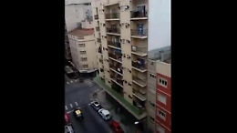 Messi segna e il quartiere esplode di gioia, ma in strada non c'è nessuno: il rumore assordante dalle case