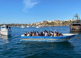 Lampedusa, due bambini dispersi dopo che il barcone è colato a picco