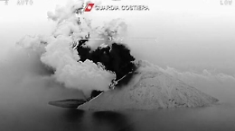 L'eruzione dello Stromboli dall'alto: il video dall'elicottero riprende il distacco sulla Sciara del Fuoco
