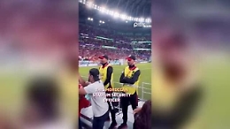 Il Marocco elimina la Spagna dai Mondiali e lo steward (che non può guardare la partita) si commuove