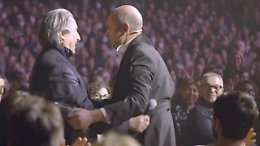 Checco Zalone imita Riccardo Muti, che è in sala a sorpresa: «Maestro, mi lasci lavorare, tengo famiglia»