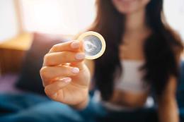 Preservativi gratis per i giovani dal 2023, l'annuncio di Macron