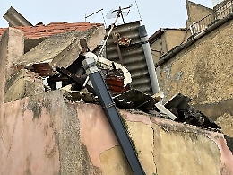 Caltagirone, dopo il terremoto crolla palazzina fatiscente e disabitata