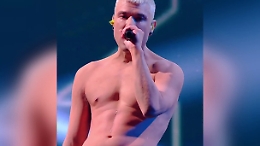 Fedez nudo sul palco di X Factor senza i tatuaggi (coperti dal trucco) mostra la cicatrice