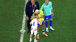 Il figlio di Perisic consola Neymar in lacrime, la stretta di mano poi il commovente abbraccio
