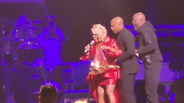 Allarme bomba in teatro: la cantante Patti LaBelle viene trascinata via dalla sicurezza