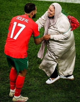 Mondiali, il ballo in campo di Sofiane Boufal con la mamma