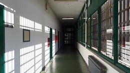 Panico nel carcere minorile di Acireale: detenuti appiccano incendio in cella