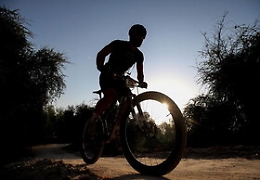 Si sente male e muore mentre pedala in mountain bike