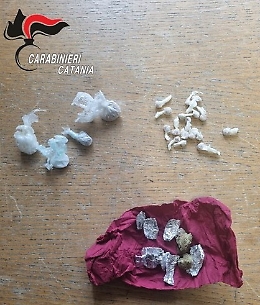 Giovane 25enne arrestata con vari tipi di droga in auto