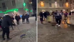 Tifosi marocchini puliscono con scopa e paletta dopo i festeggiamenti