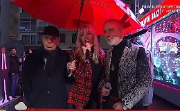 I Jalisse da Fiorello cantano sotto la pioggia (e Bruno Vespa regge l'ombrello): il video