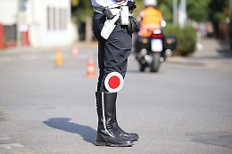 Operaio Reset scarica rifiuti da motoape e investe il vigile che lo aveva bloccato