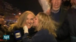 Botteri travolta dai tifosi durante il collegamento da Parigi, spintonata e poi baciata in diretta