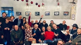 La cena di Natale con Smaila, Calà, Cochi, Renato (e tanti altri): tutti cantano «E la vita, la vita»