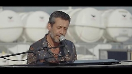 Daniele Silvestri canta sulla prima nave di Emergency nel Mediterraneo