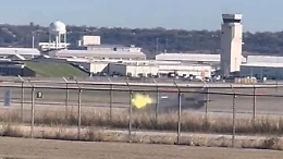 Aereo militare si schianta dopo aver toccato terra: il pilota si lancia fuori dall'aereo e si apre il paracadute