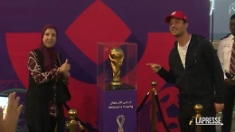 Cresce la febbre per la finale di Qatar 2022: la Coppa del Mondo esposta entusiasma i tifosi