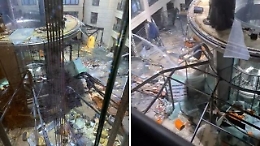 Vetri a terra, acqua ovunque: così la hall dell'hotel di Berlino dopo l'esplosione dell'AquaDom