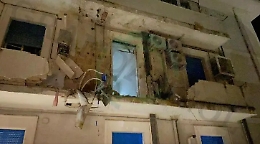 Boiler di una caldaia esplode in un balcone: danni anche ad auto parcheggiate