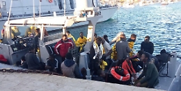 Migranti, 100mila arrivi in Italia nel 2022: sbarchi continuano in attesa di regole anti-ong