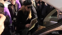 Il bacio al feretro di Mihajlovic: la moglie, i figli e la madre danno l'ultimo saluto al campione serbo