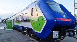 A Palermo si presenta il nuovo treno Blues e Schifani va oltre: «Il Ponte sullo Stretto è dietro l'angolo»