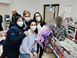 Ivoriana partorisce subito dopo essere stata salvata in mare: la piccola Fatima è nata su una motovedetta