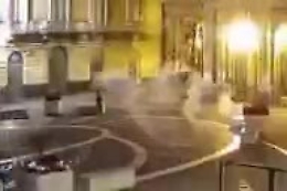 Catania, fuochi d'artificio e lanci di bottiglie: il video della “sfida” allo Stato in piazza Bellini