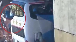 Follia per la festa dell'Argentina: un tifoso si lancia da un cavalcavia sul bus dei giocatori, ma precipita a terra