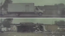 La furia del vento è violentissima: camion nell'occhio del tornado viene spazzato via