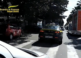 Dalla Calabria in viaggio verso la Sicilia con 6 chili di cocaina: arrestato