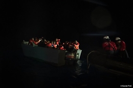 Barchino con 46 migranti a bordo affonda al largo di Lampedusa e accade un "miracolo" di Natale