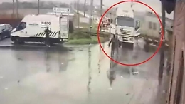 Belgio, camion in panne sui binari: il treno non riesce a fermarsi, l'impatto è violentissimo