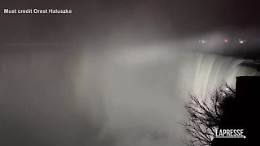 Canada, le cascate del Niagara spengono le luci a sostegno dell'Ucraina