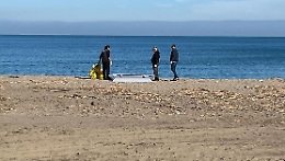 È morto per overdose l'uomo che ieri è stato ritrovato cadavere sulla spiaggia di Agnone