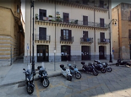 Faceva la "cresta" sui documenti richiesti dai migranti, sospeso dipendente del Comune di Palermo