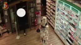 Rapina la farmacia, ma ad aspettarlo ci sono i poliziotti
