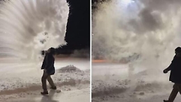 Montana, come si forma una «nuvola» gelata gettando l'acqua nell'aria a -27 gradi