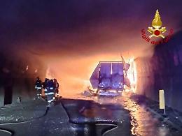 Dal camion in fiamme al Tir ribaltato, super lavoro per i vigili del fuoco di Messina su A18 e A20: autostrada chiusa