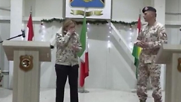 La premier Giorgia Meloni in Iraq si commuove per i regali dei militari italiani