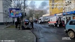 Ucraina, raid russo su Kherson alla vigilia di Natale: morti e feriti. Il video della città dopo l'attacco